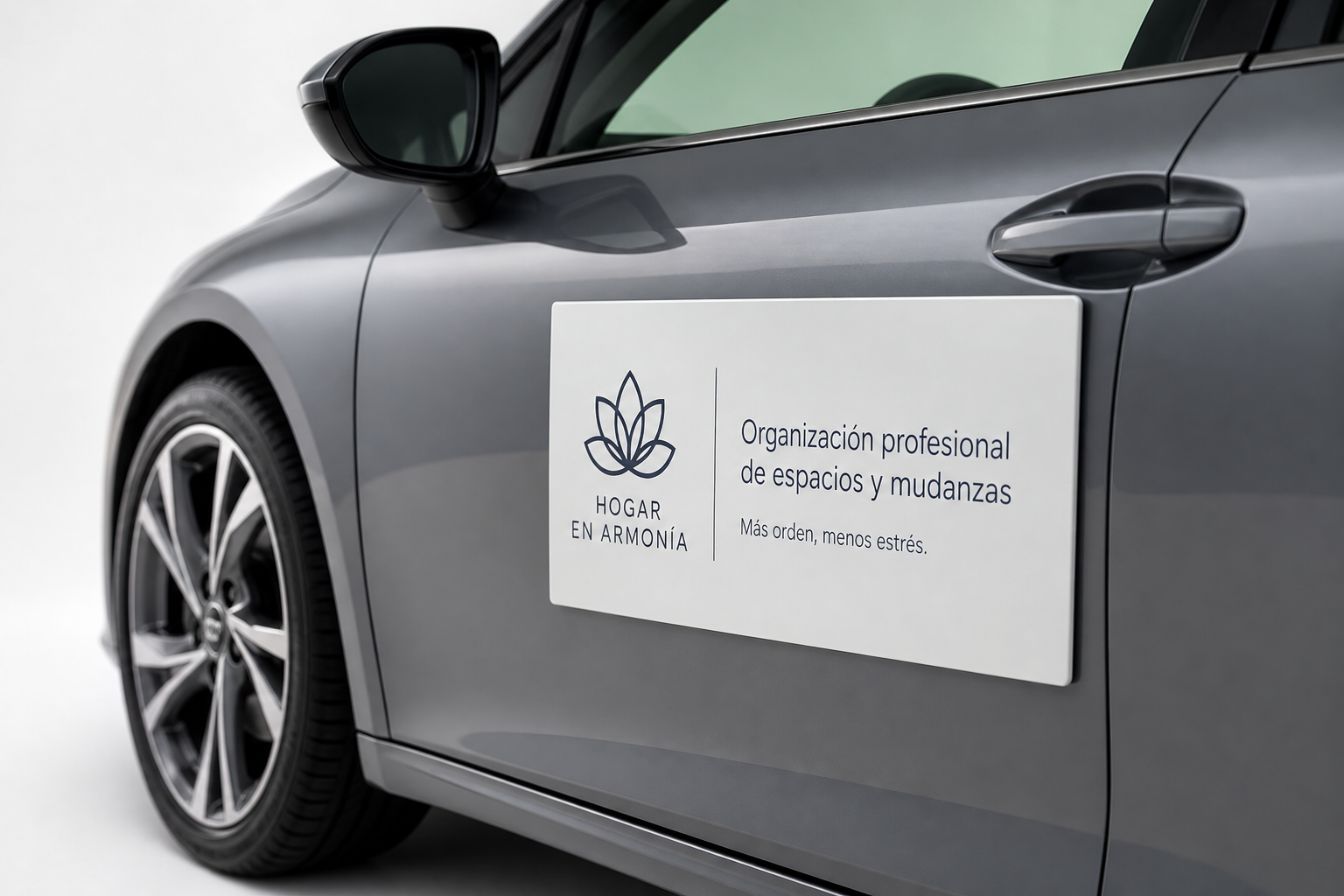 Auto moderno gris con letrero publicitario magnético en la puerta, diseño minimalista estilo premium, iluminación de estudio y fondo limpio